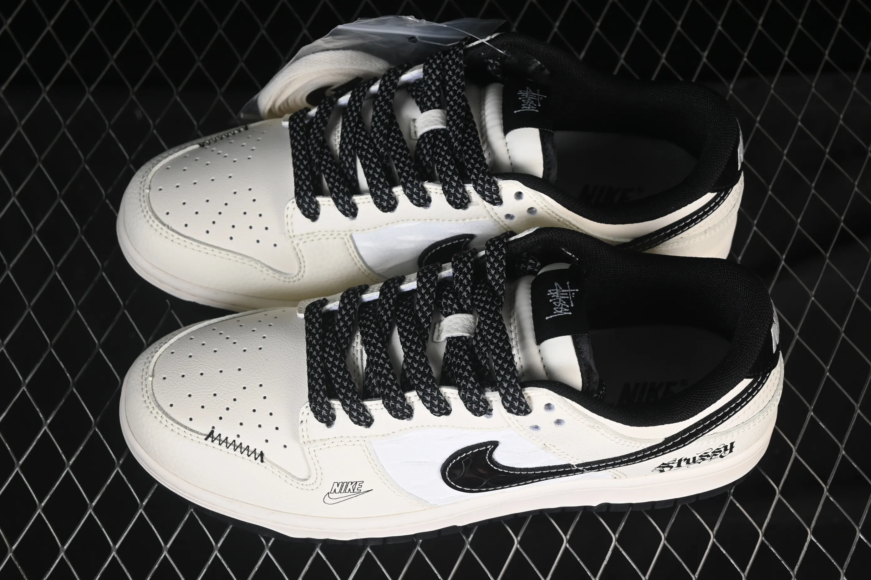 All categories Nk SB Dunk Series Nk SB Dunk Low High-end customized low-top sneakers Nike SB Dunk Low Stusi co-branded woven beige black hook Anniversary high-end customized low-top casual sneakers QW5836-011
